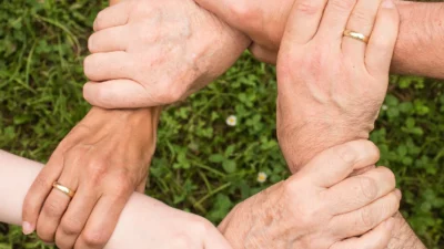 Five hands holding each others wrists